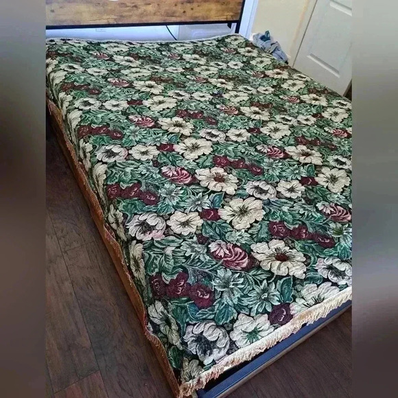 Queen bedspread multi colors with 2 sham covers - Picture 3 of 10